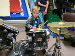 Kleiner Schlagzeuger